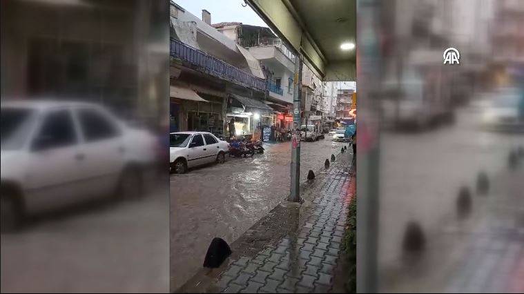 Dikili’yi sağanak vurdu! Yollar göle döndü, araçlar mahsur kaldı 3